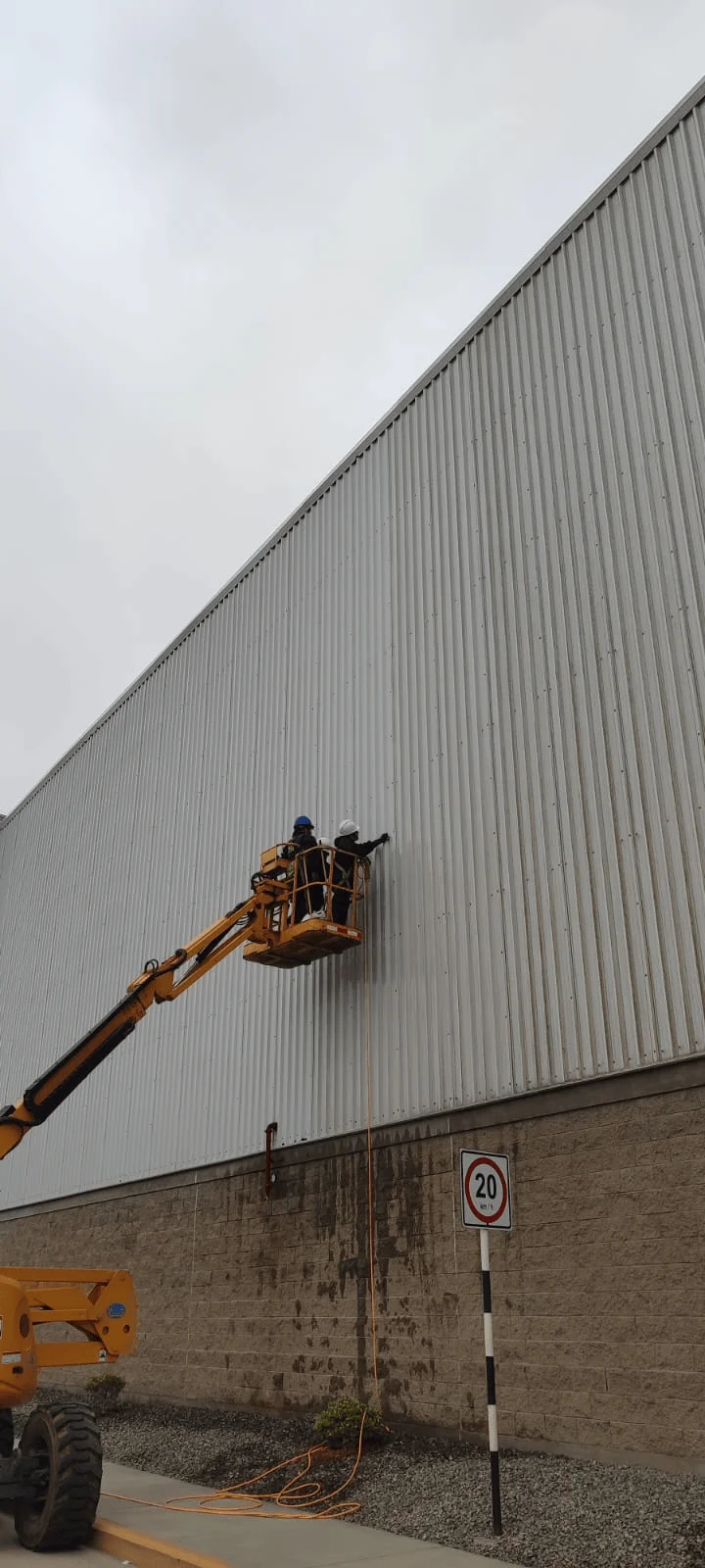 Pintado Parte Baja de Muros Hangar B-100 - 3